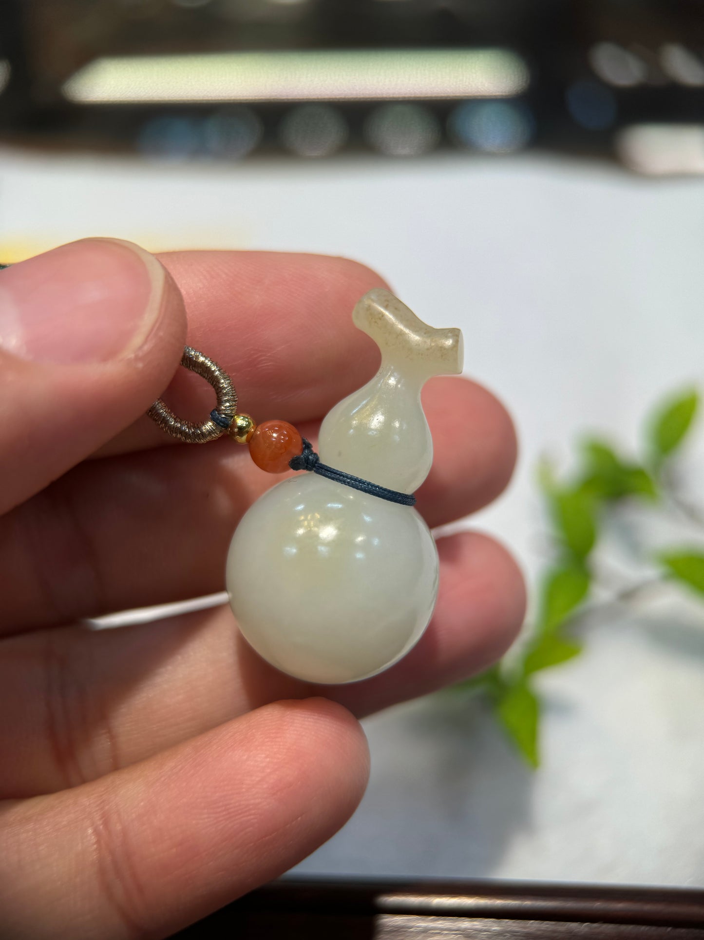 Nephrite Hu Lu (葫芦）Gourd Pendant (P132)