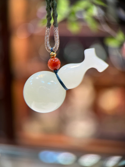 Nephrite Hu Lu (葫芦）Gourd Pendant (P137)