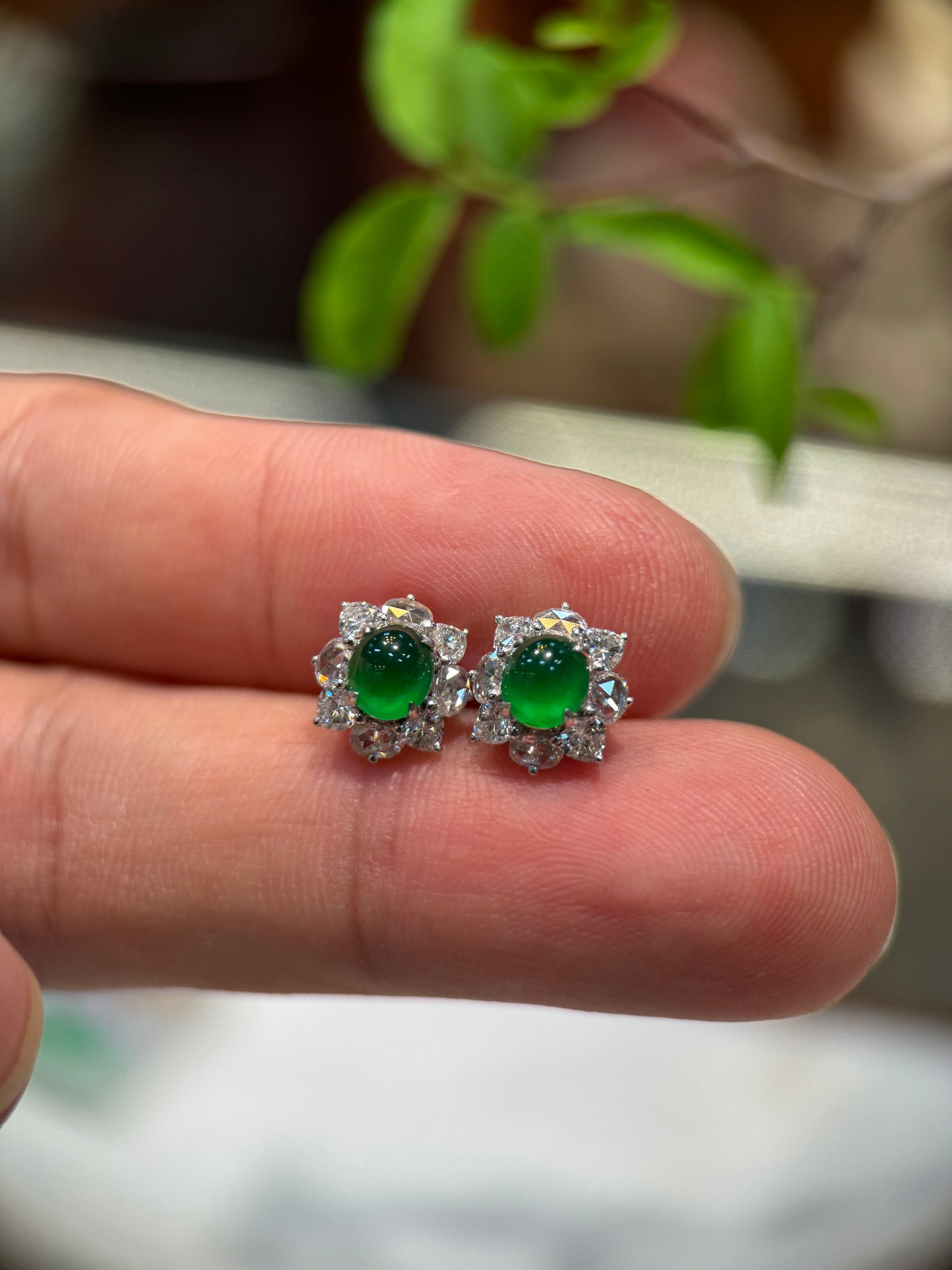 Vivid Green Cabochon Ear Studs (E309）