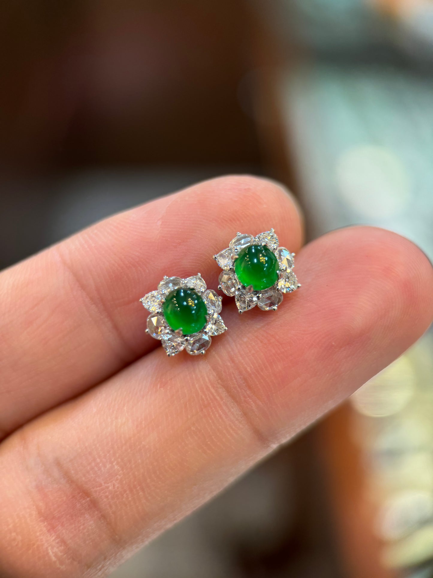 Vivid Green Cabochon Ear Studs (E309）