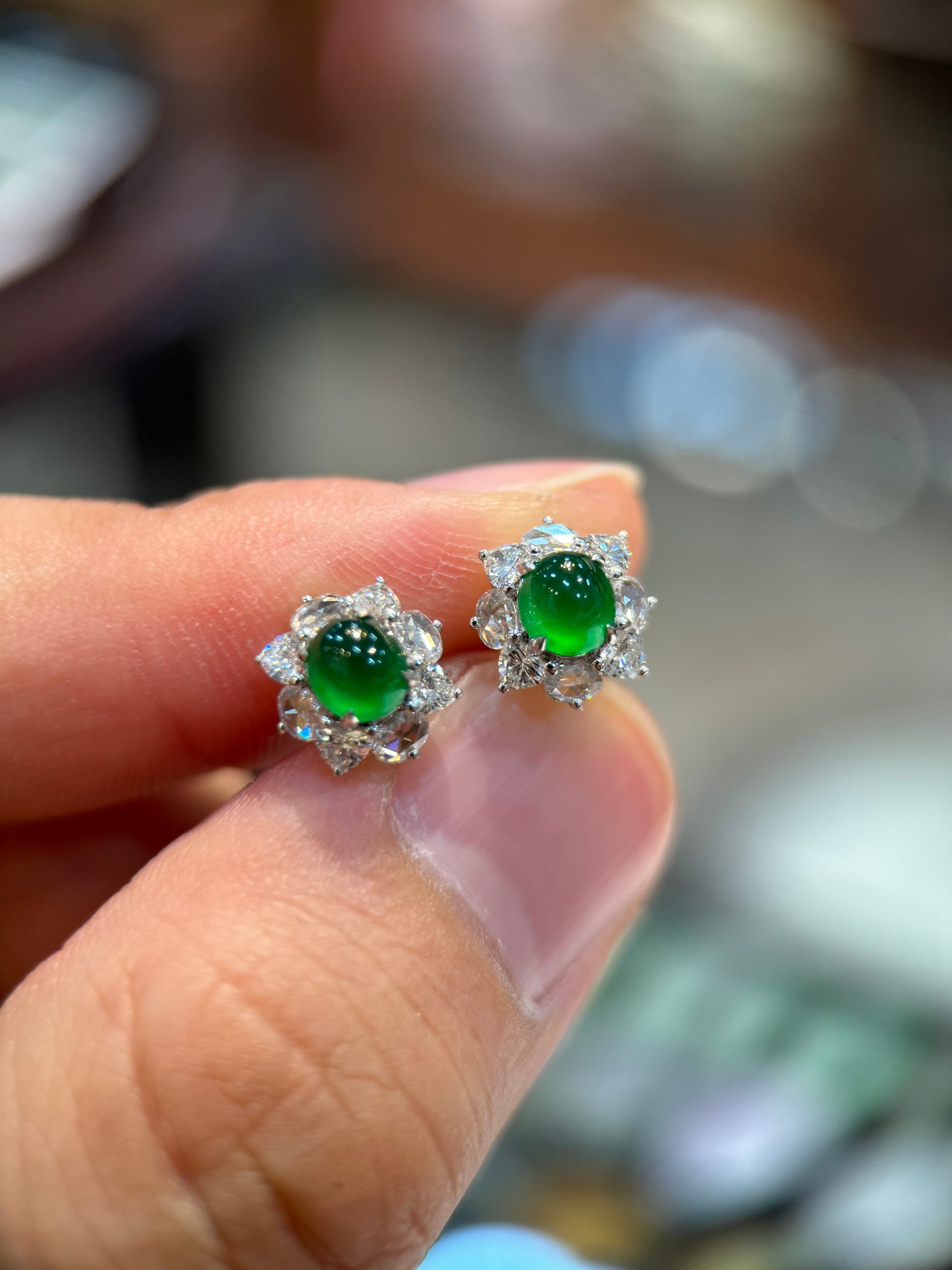 Vivid Green Cabochon Ear Studs (E309）