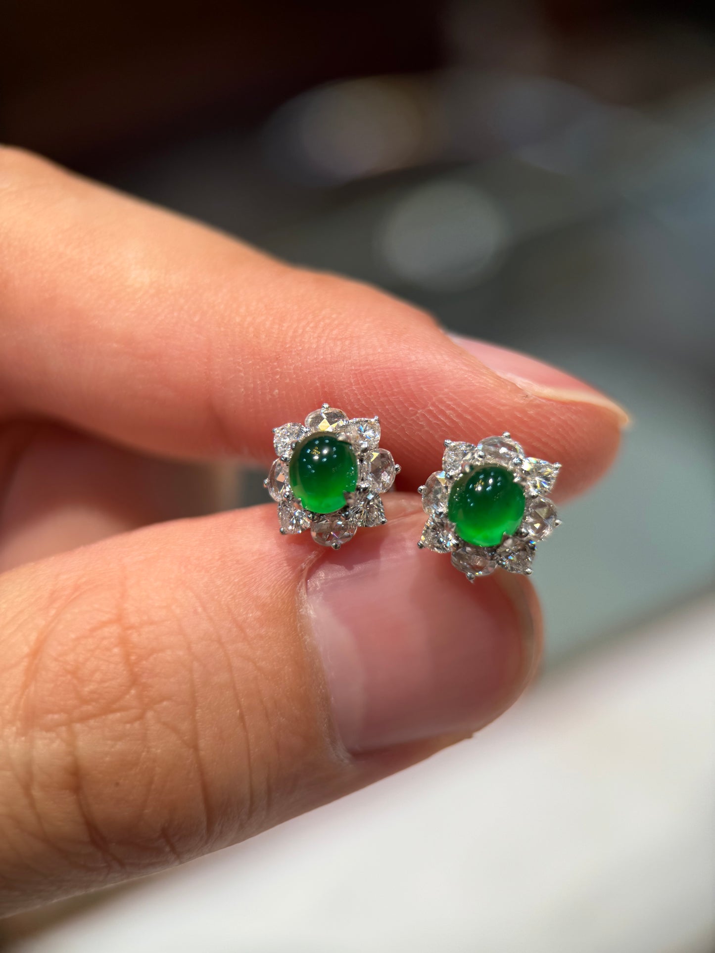 Vivid Green Cabochon Ear Studs (E309）