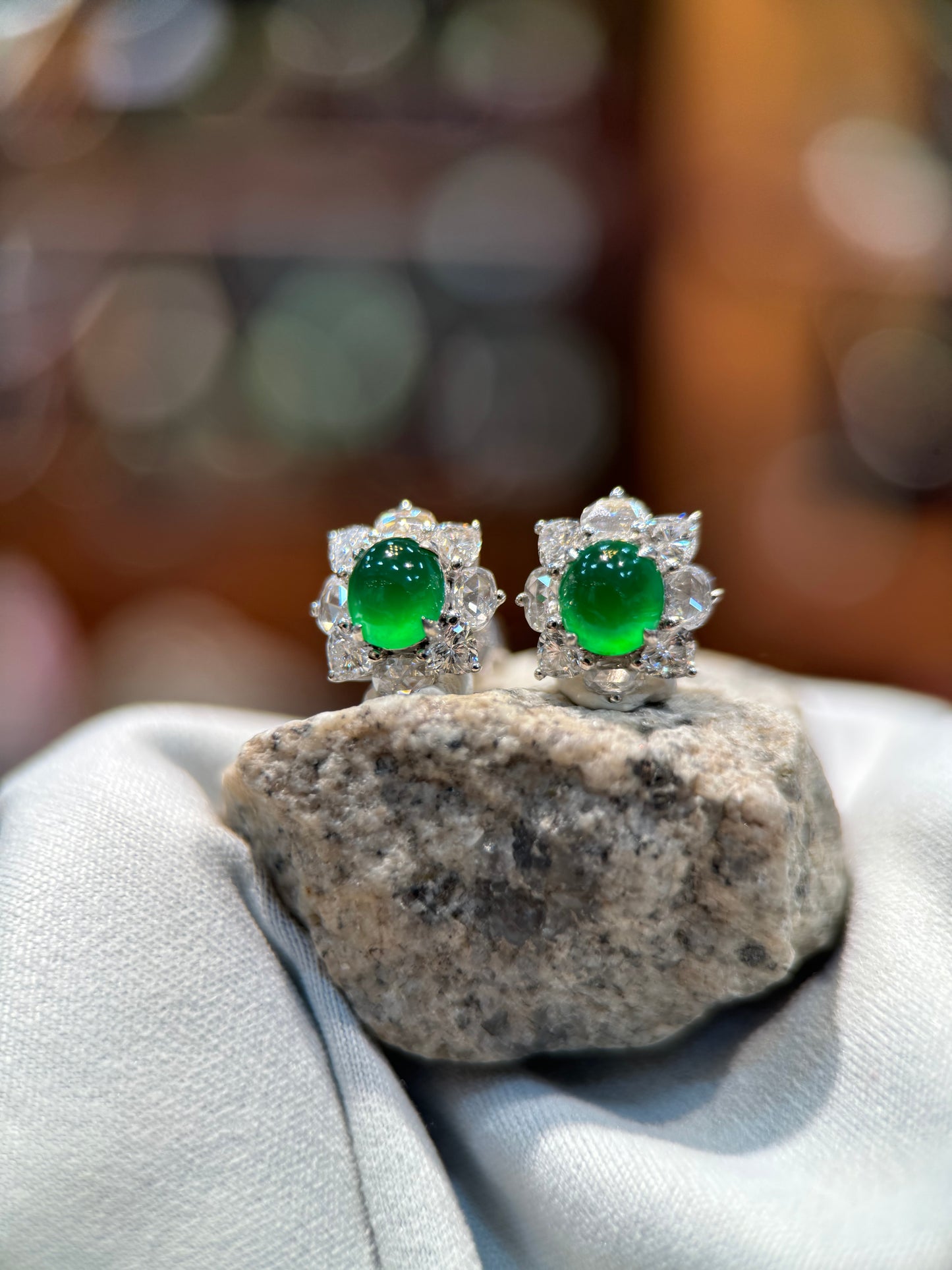 Vivid Green Cabochon Ear Studs (E309）