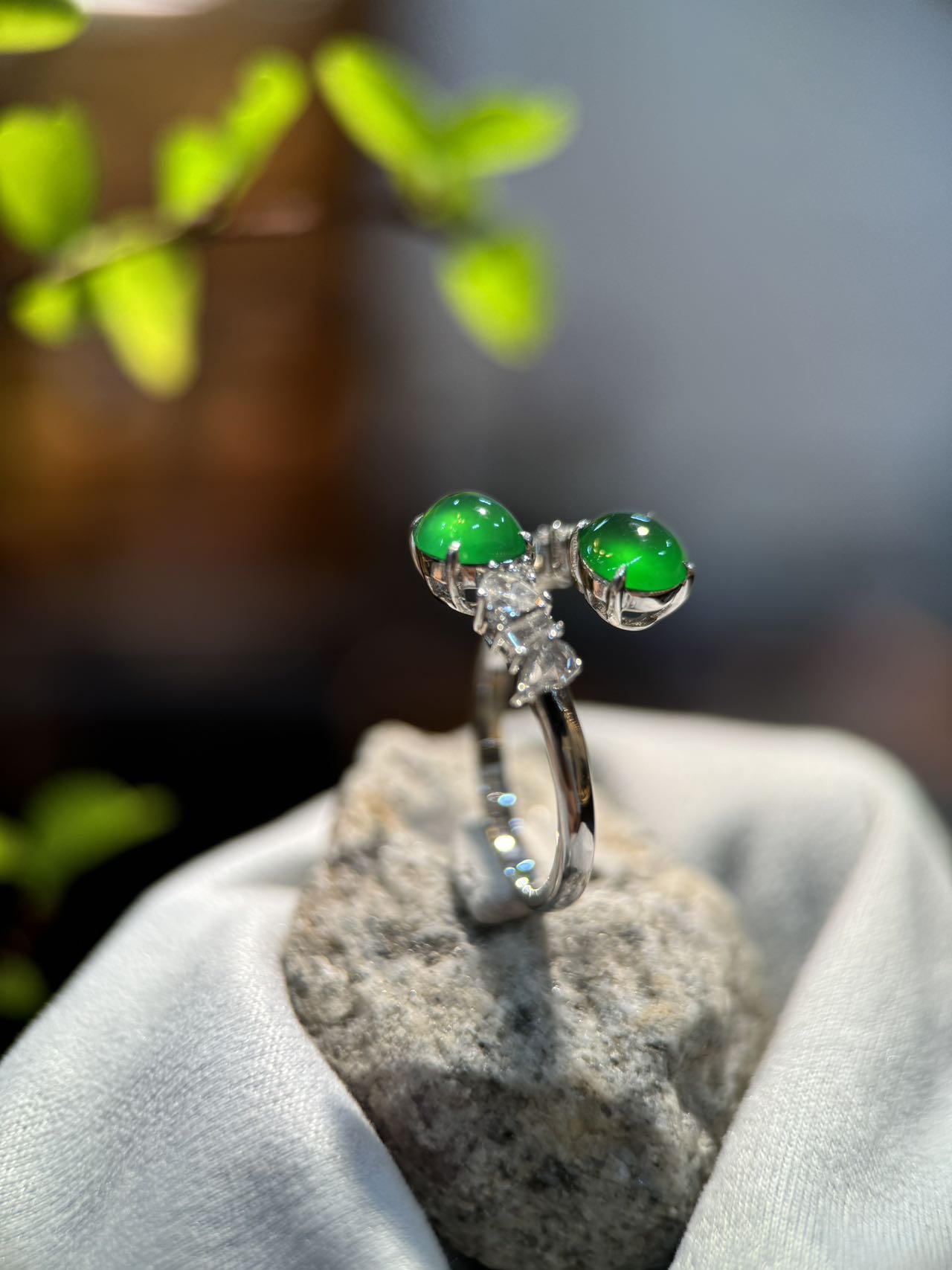 Green Cabochon Jade Ring (R117）